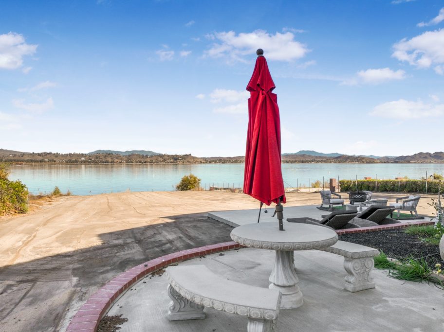 Scenic Lakefront Getaways 
